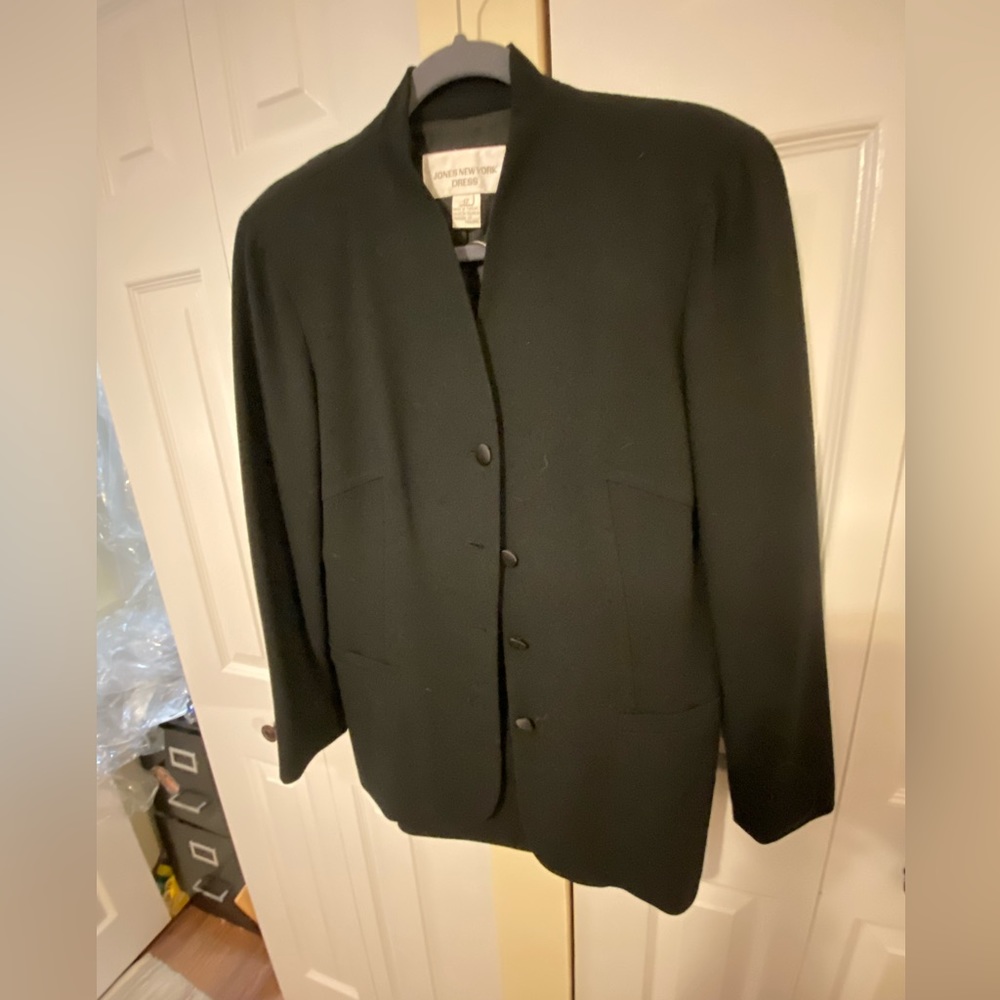 Jones New York Crepe skirt Suit. Size 12